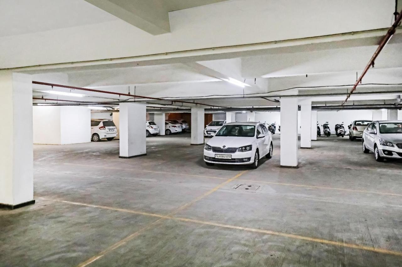 Hotel Gokul Solitaire, Surat Bhatha Kültér fotó
