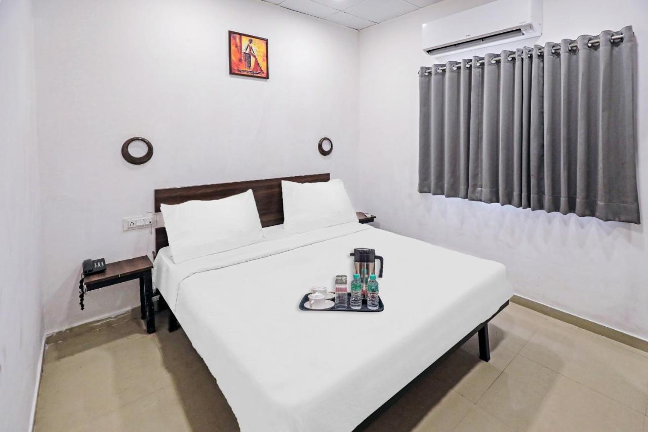 Hotel Gokul Solitaire, Surat Bhatha Kültér fotó