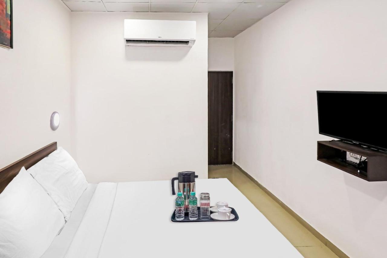 Hotel Gokul Solitaire, Surat Bhatha Kültér fotó