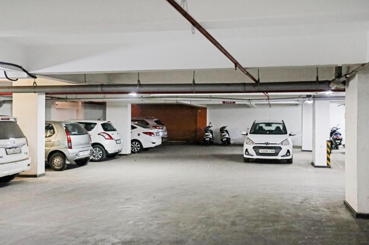 Hotel Gokul Solitaire, Surat Bhatha Kültér fotó