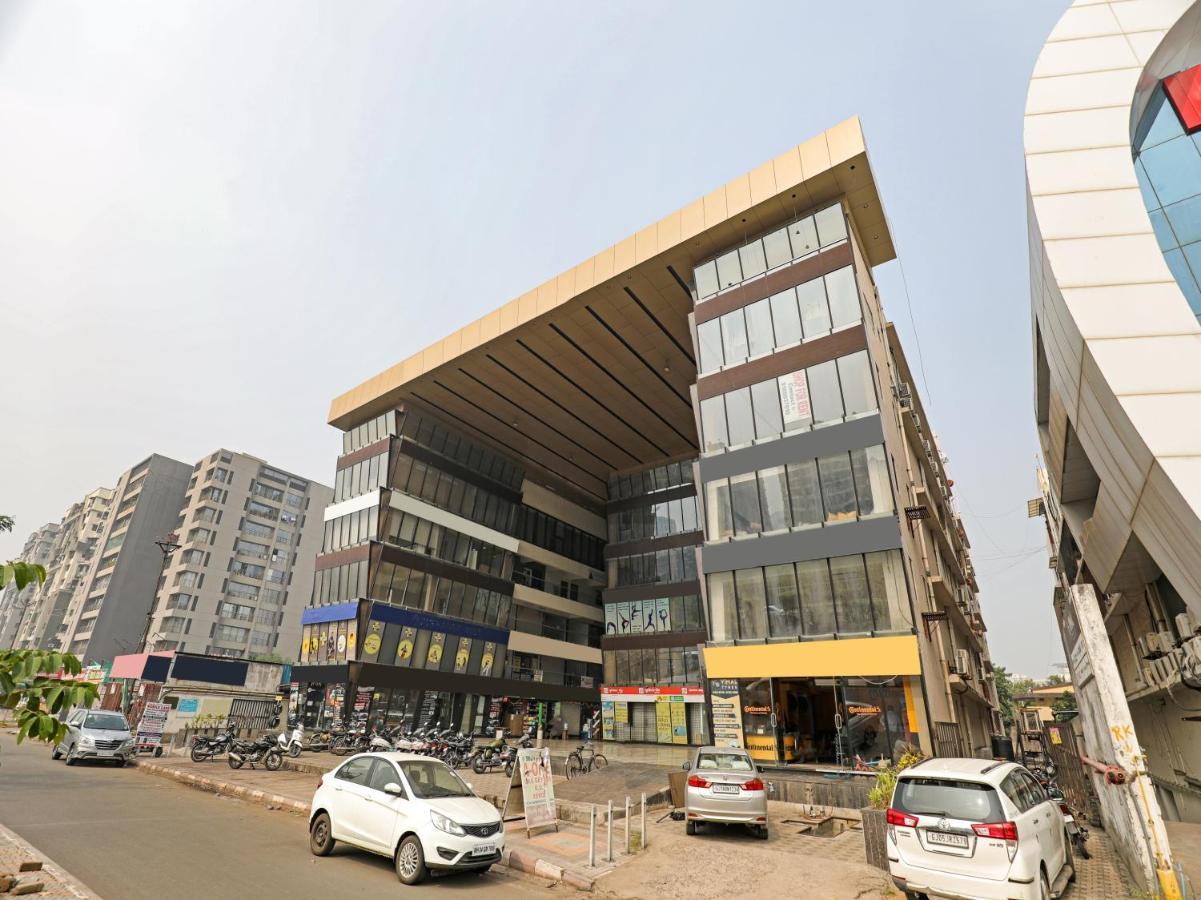 Hotel Gokul Solitaire, Surat Bhatha Kültér fotó