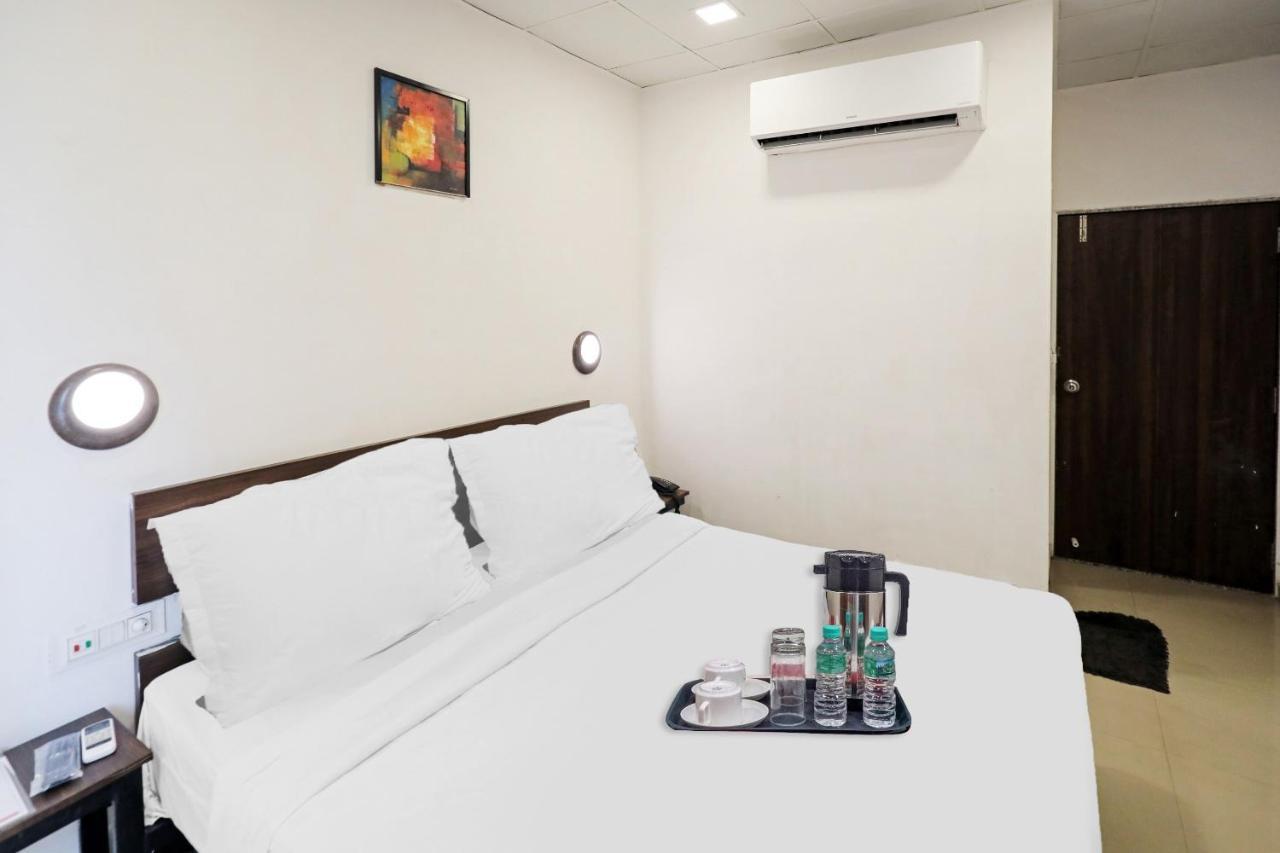Hotel Gokul Solitaire, Surat Bhatha Kültér fotó