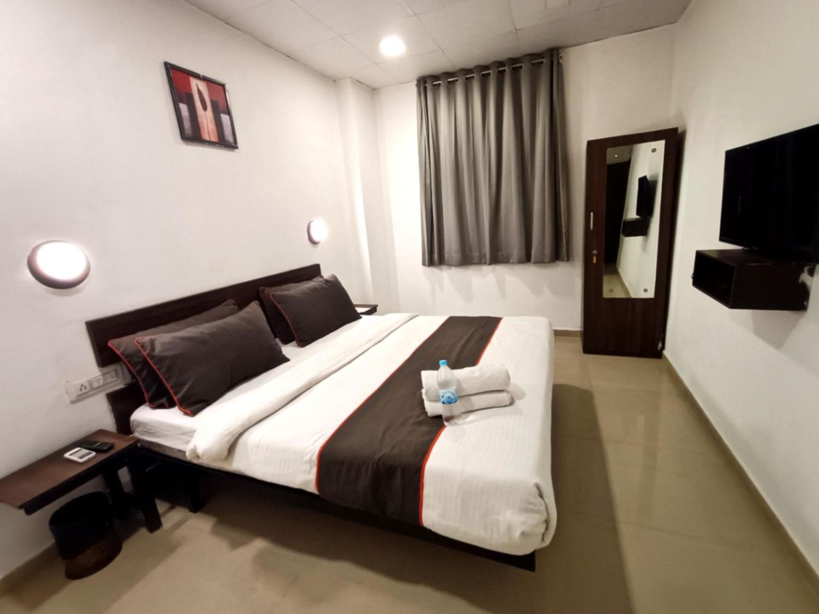 Hotel Gokul Solitaire, Surat Bhatha Kültér fotó