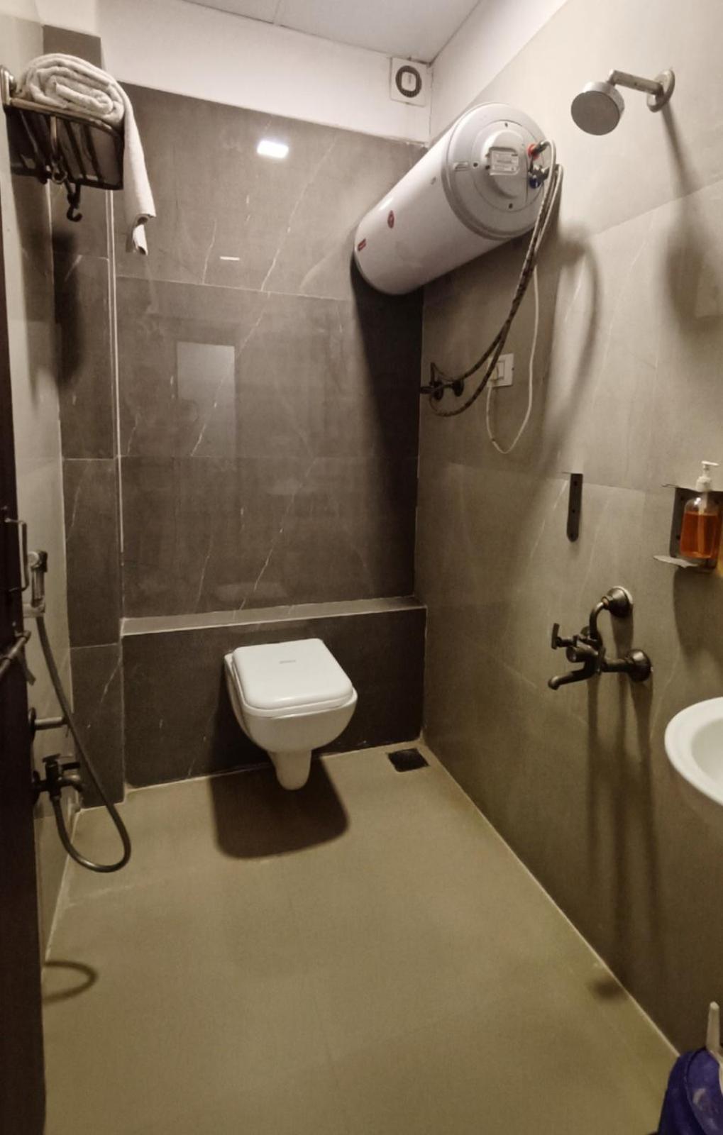 Hotel Gokul Solitaire, Surat Bhatha Kültér fotó