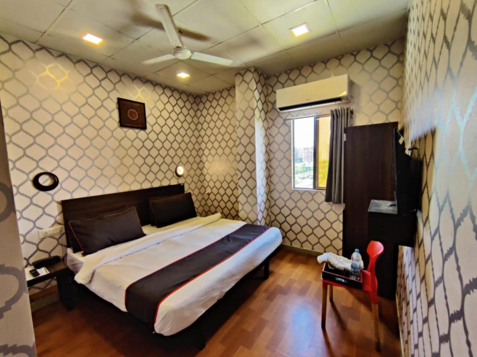 Hotel Gokul Solitaire, Surat Bhatha Kültér fotó