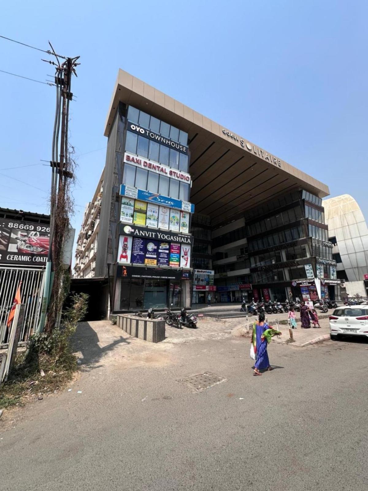 Hotel Gokul Solitaire, Surat Bhatha Kültér fotó