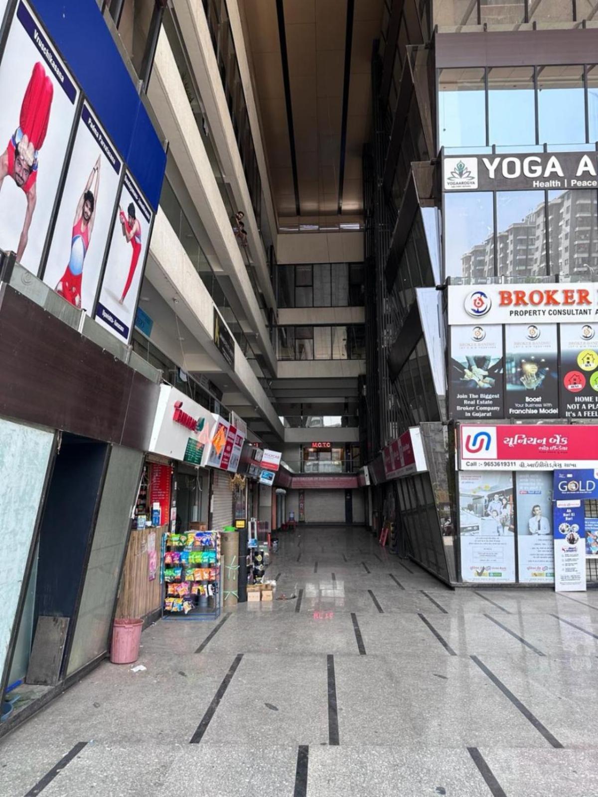 Hotel Gokul Solitaire, Surat Bhatha Kültér fotó