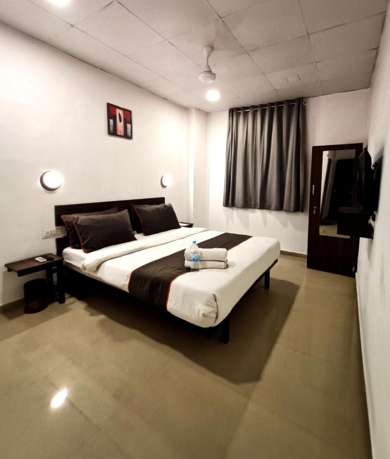 Hotel Gokul Solitaire, Surat Bhatha Kültér fotó