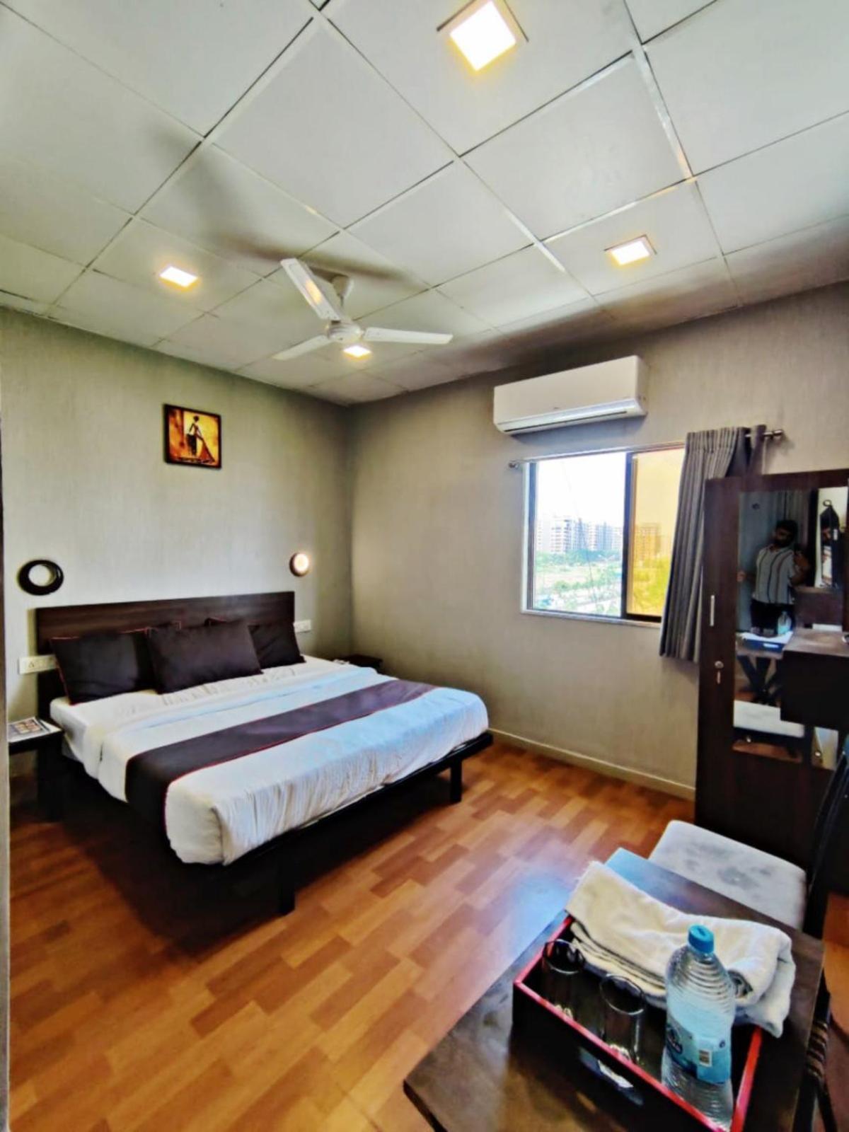 Hotel Gokul Solitaire, Surat Bhatha Kültér fotó