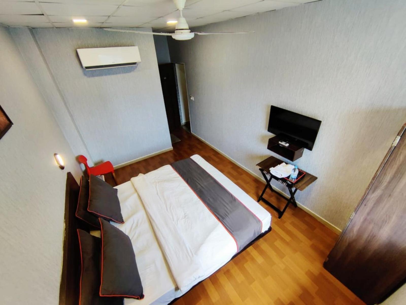 Hotel Gokul Solitaire, Surat Bhatha Kültér fotó