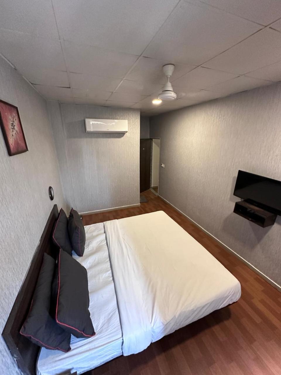 Hotel Gokul Solitaire, Surat Bhatha Kültér fotó