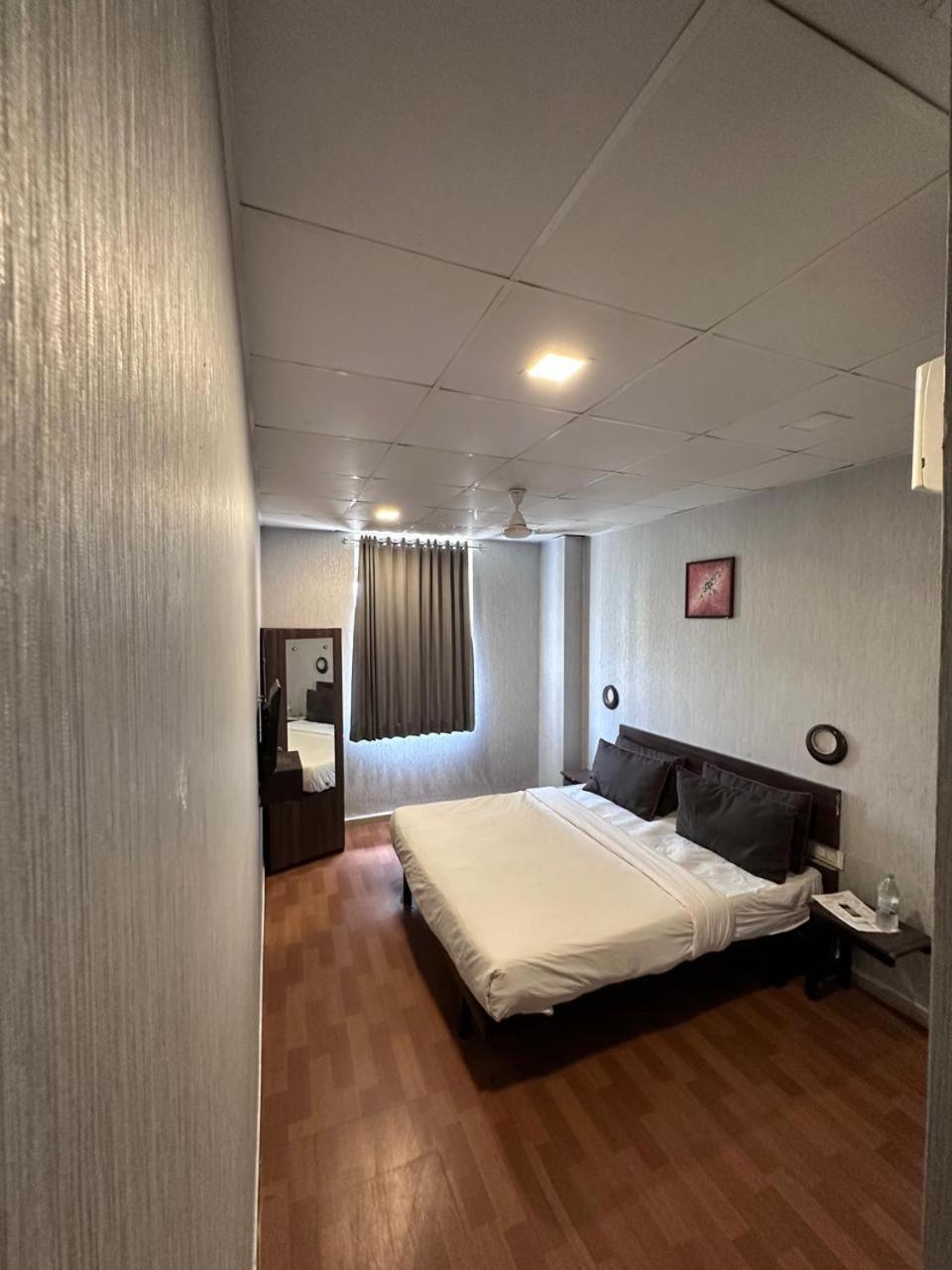 Hotel Gokul Solitaire, Surat Bhatha Kültér fotó