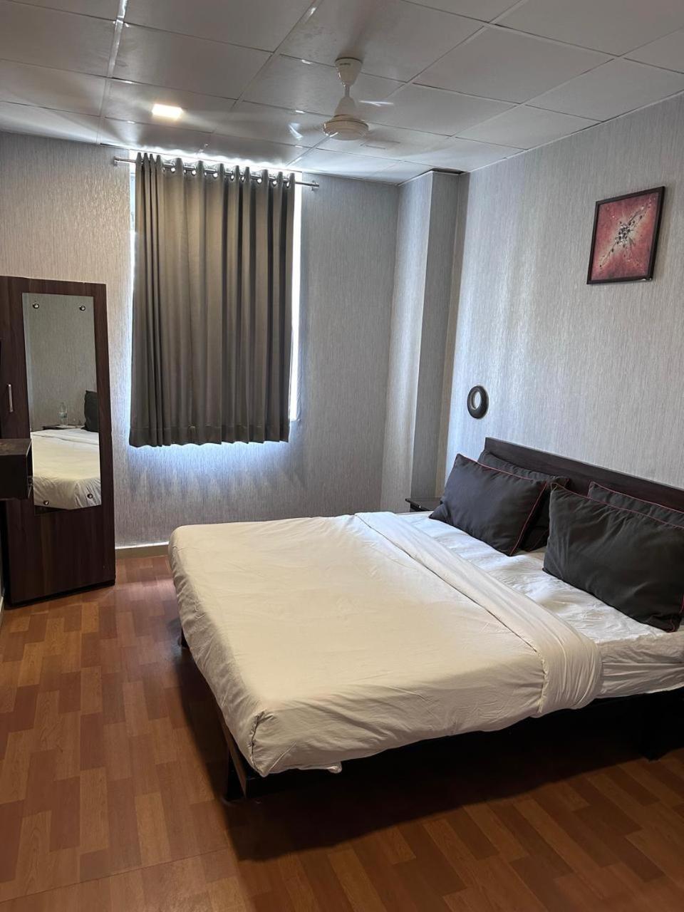 Hotel Gokul Solitaire, Surat Bhatha Kültér fotó
