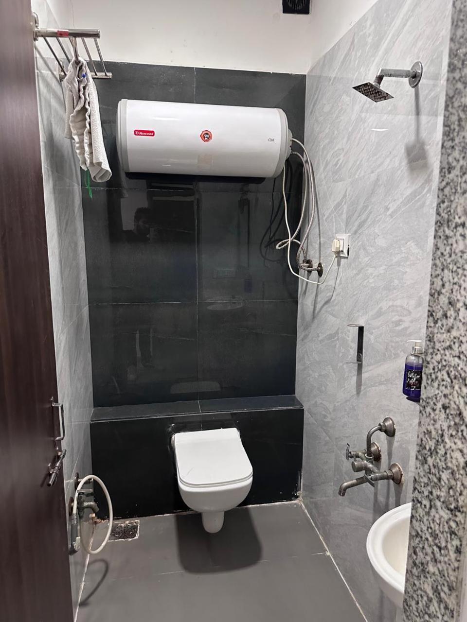 Hotel Gokul Solitaire, Surat Bhatha Kültér fotó