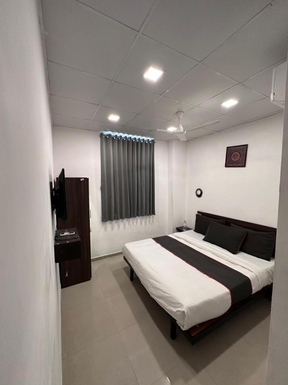 Hotel Gokul Solitaire, Surat Bhatha Kültér fotó