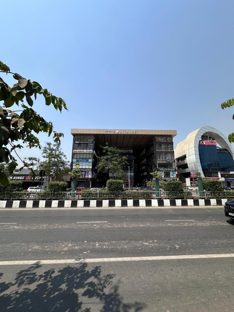 Hotel Gokul Solitaire, Surat Bhatha Kültér fotó